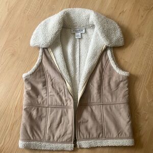 Jones Wear Sport Women's Tan Suede Vest W/Faux Sherpa Lining - Size 6